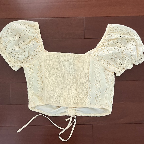 HOLLISTER NWT Yellow Eyelet Scrunch Crop Top - Picture 2 of 3
